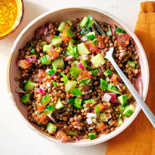 Linzensalade met komkommer en dadels