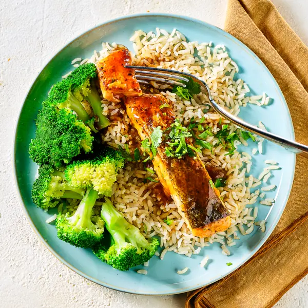 Crispy gebakken zalm met broccoli en zoetzure saus