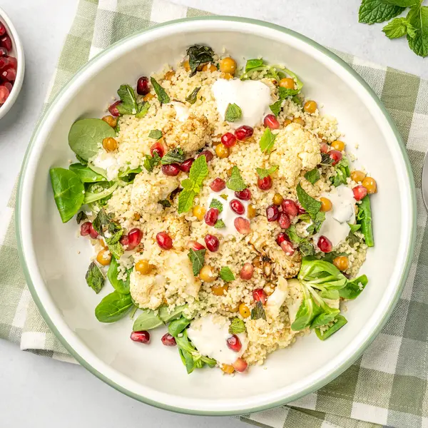 Warme salade met bloemkool en tahinsaus