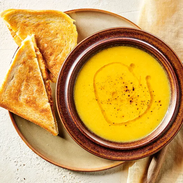 Bloemkool-pompoensoep met pittige tosti’s