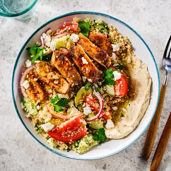 Kipshoarma couscousbowl met hummus en feta