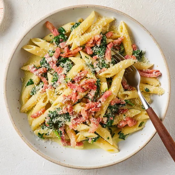 Penne met romige spinazie en spekjes