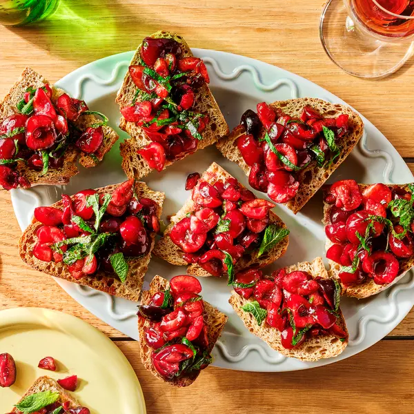 Bruschette met kersen en munt