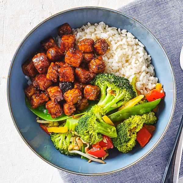 Sushirijstbowl met sticky tempeh