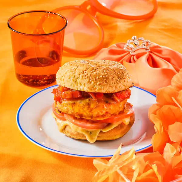 Oranje kipburger met paprikachutney