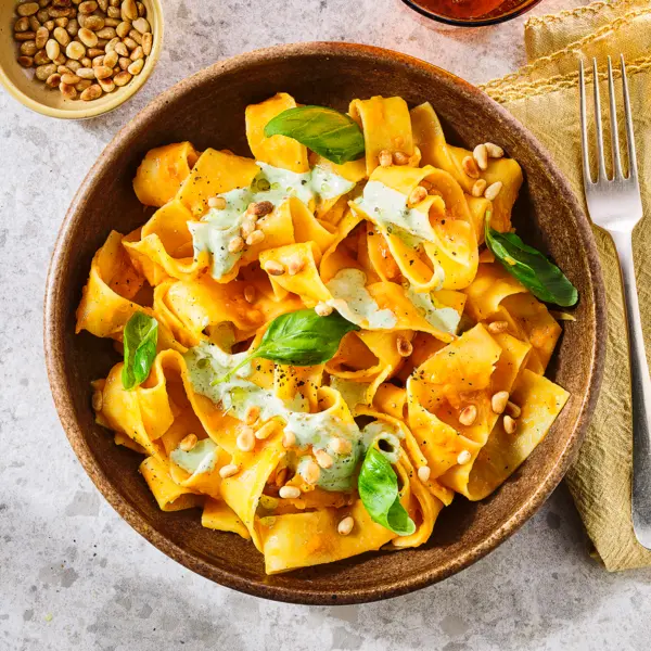 Pasta met gele tomatensaus en geklopte basilicum-ricotta