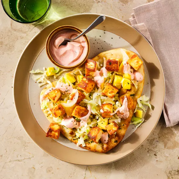 Crispy paneer op knoflooknaan met mango-koolsla