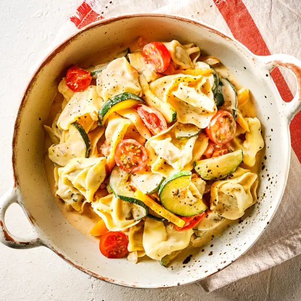 Romige tortellini met paprika en courgette