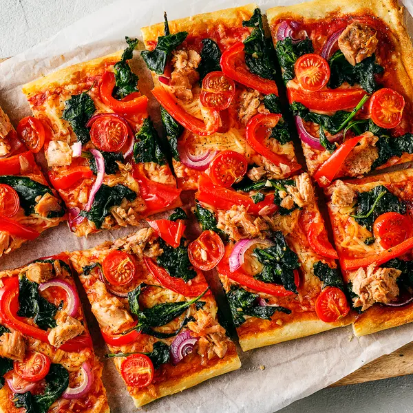 Plaatpizza met spinazie en tonijn