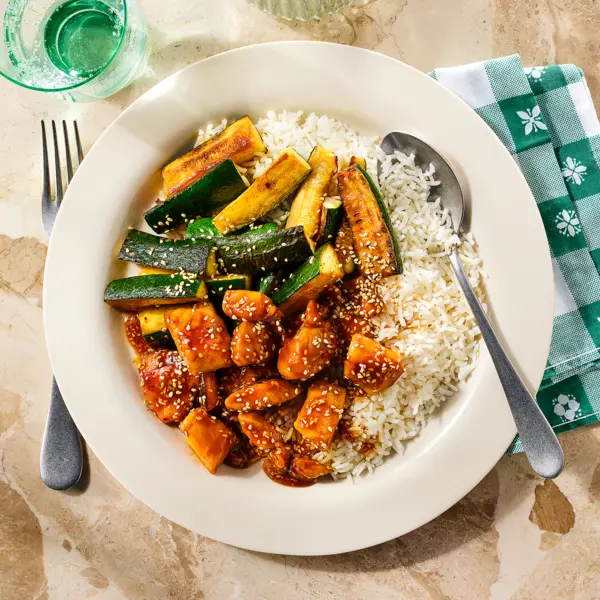 Sticky honing-sesamkip met courgette en rijst