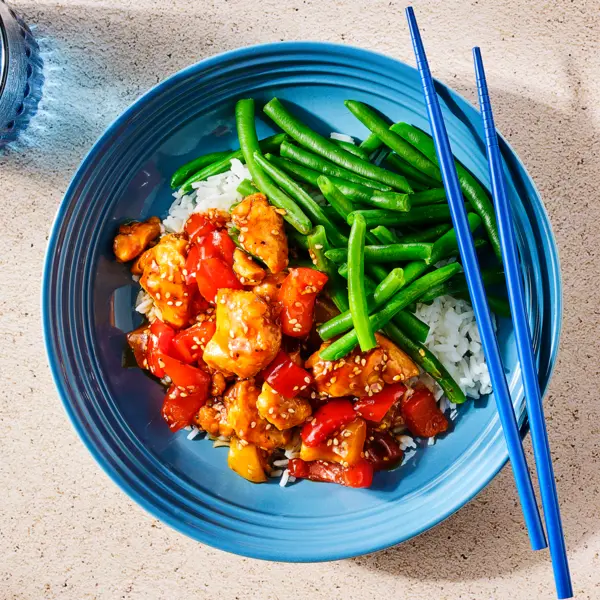 Yakitori-sesamkip met paprika en boontjes