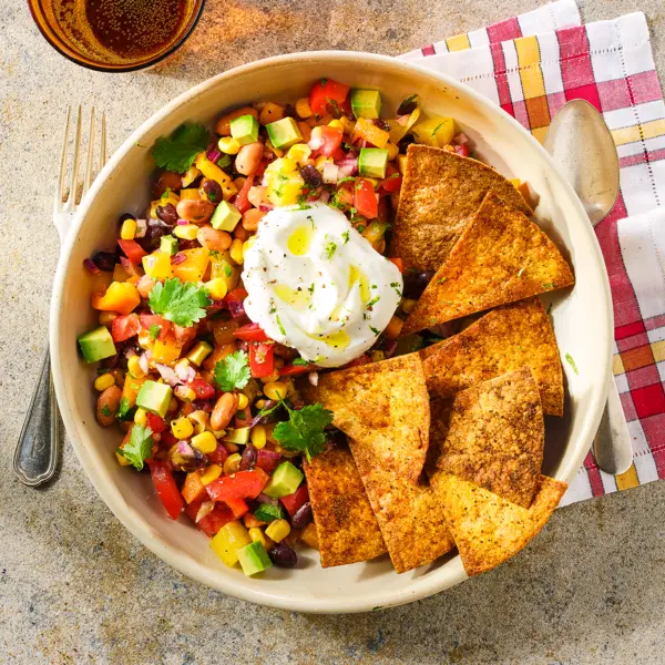 Tex-Mex bonensalade met zelfgemaakte tortillachips