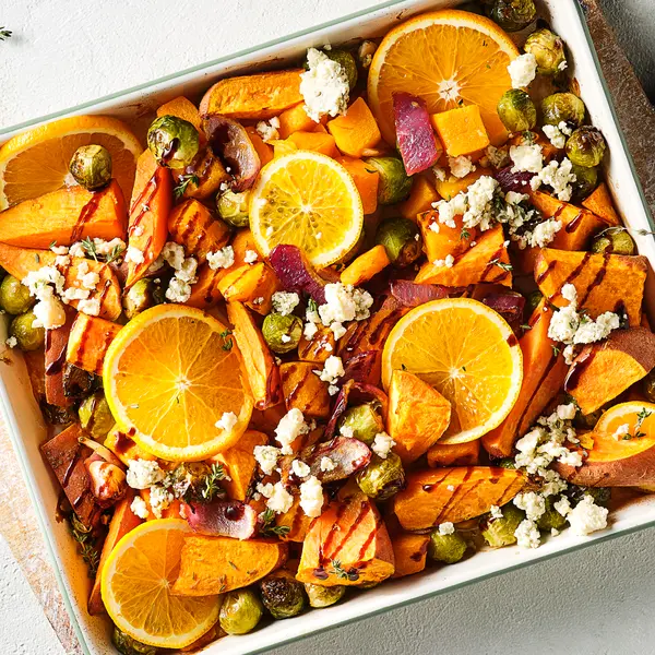 Traybake met pompoen, spruitjes en blauwe kaas