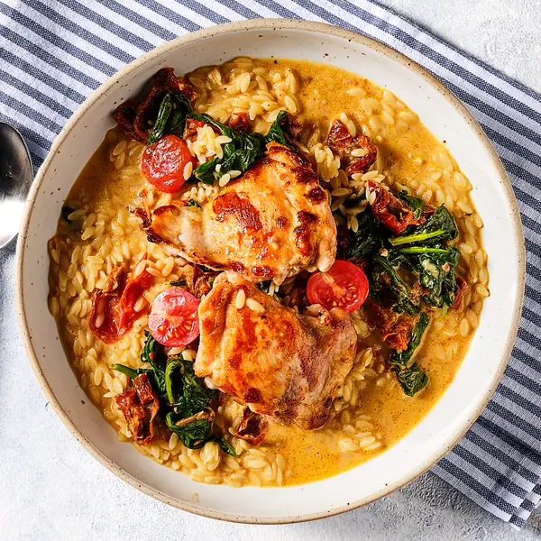 Orzo in romige Toscaanse kipstoof