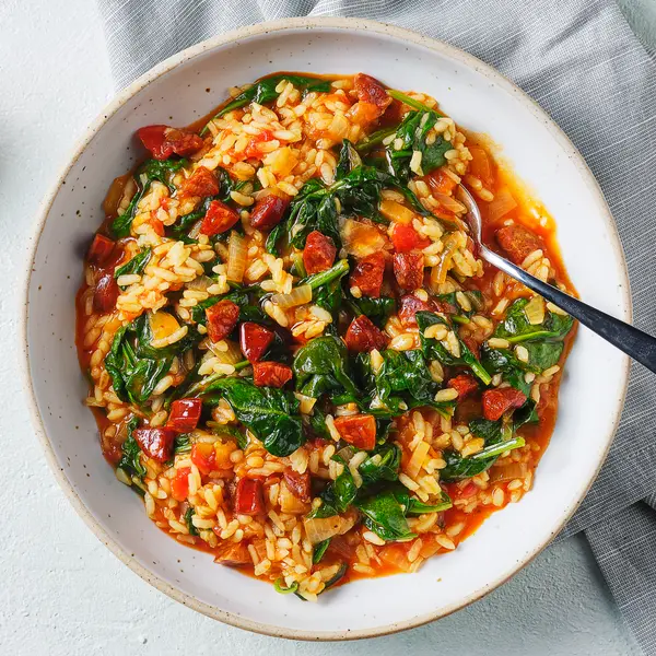 Tomatenrisotto met spinazie en chorizo