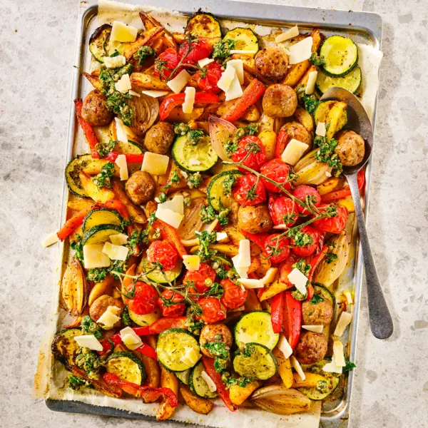 Traybake met gehaktballetjes en basilicum-salsa