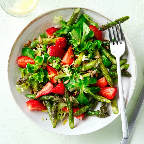 Salade met groene asperges en aardbeien
