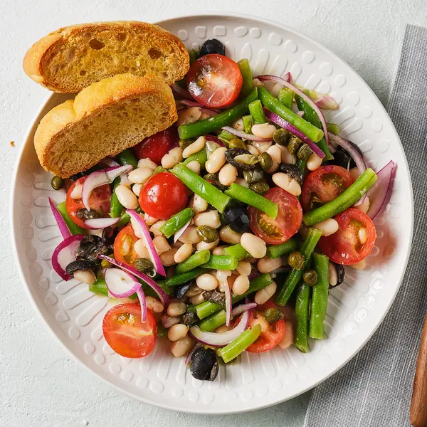 Mediterraanse salade met knoflookciabatta