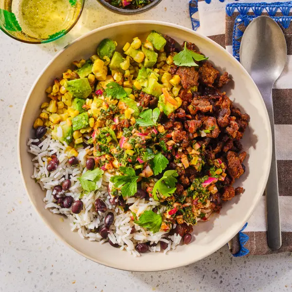 Beef bowl met chimichurri en gegrilde maissalsa