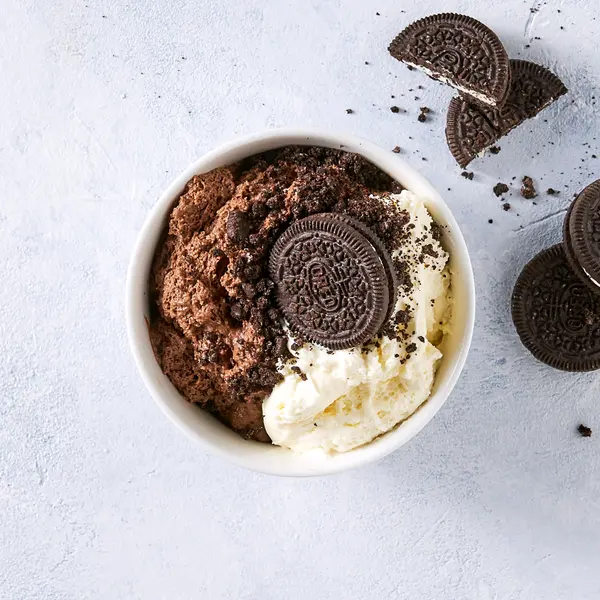Chocomousse met cookies en slagroom