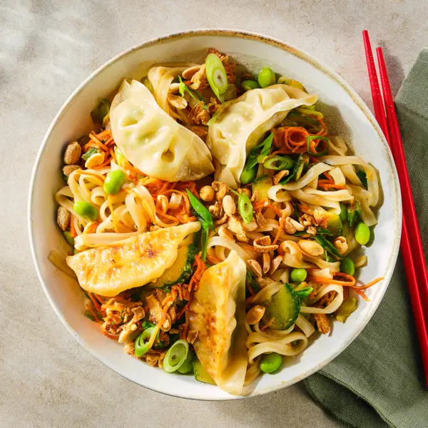 Pinda-rijstnoedels met crispy gyoza's