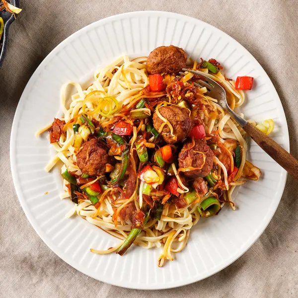 Mie met ketjapballetjes
